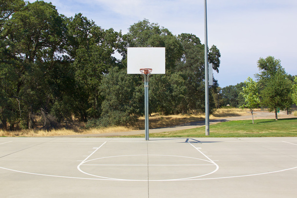 白いバックボードと裁判所のバスケット ボール フープ - 写真・画像