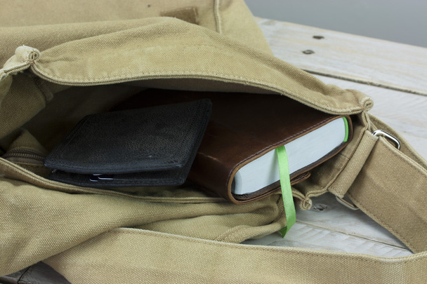 Portefeuille en boek in een open zak - Foto, afbeelding