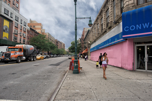NEW YORK, Yhdysvallat - kesäkuu 15, 2015 - Ihmiset kävelevät Harlemissa arkisin
 - Valokuva, kuva