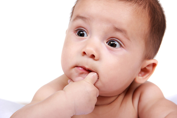 expressions mignonnes de bébé sucer ses petits doigts
 - Photo, image