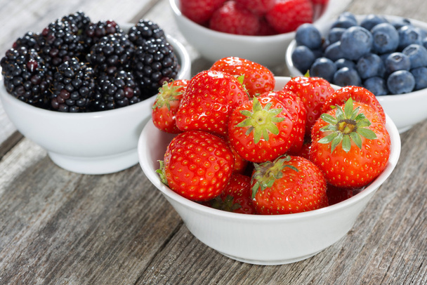 strawberries in a bowl and fresh garden berries - Φωτογραφία, εικόνα