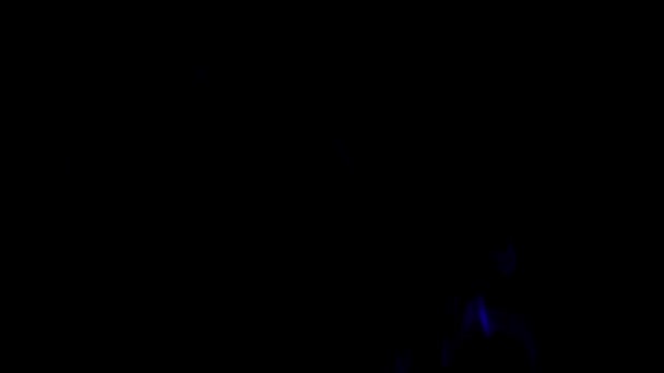 Синий дым на черном фоне - Кадры, видео