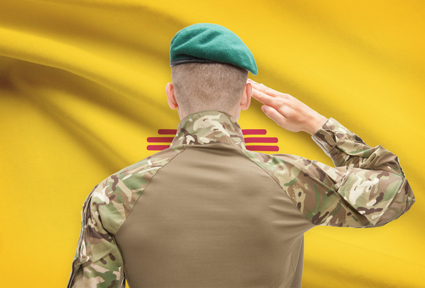 Солдат, салютование США государству флага концептуальной серии - Нью-Мексико - Фото, изображение