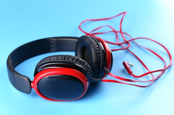 Headphones on blue background - Foto, afbeelding