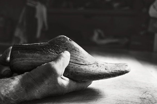 старый размер модели деревянной обуви
 - Фото, изображение