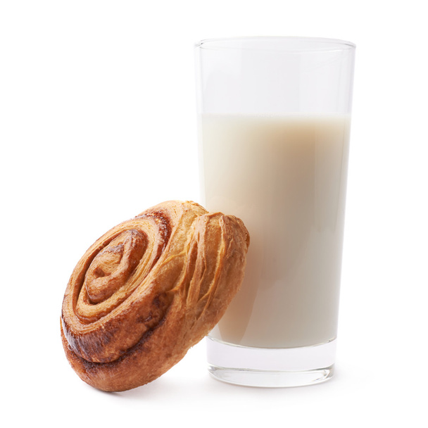 Cinnamon roll and glass of milk - Foto, afbeelding