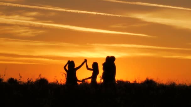 parents avec filles s'amuser sur prairie
 - Séquence, vidéo