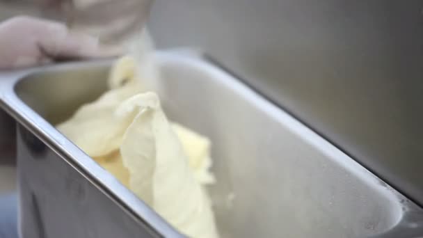 Příprava zmrzliny s profesionálním strojem - Záběry, video