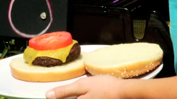 Caucásico chica cocinar carne hamburguesa
 - Metraje, vídeo