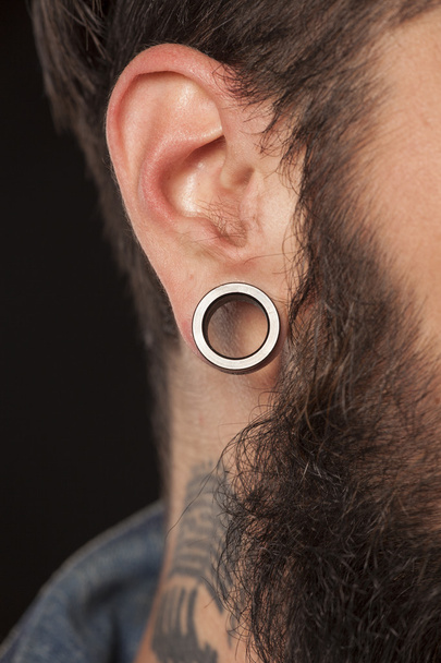 oor-piercing en tatoeages - Foto, afbeelding