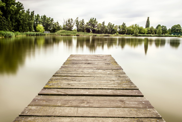 embarcadero de madera en el lago en la naturaleza
 - Foto, imagen