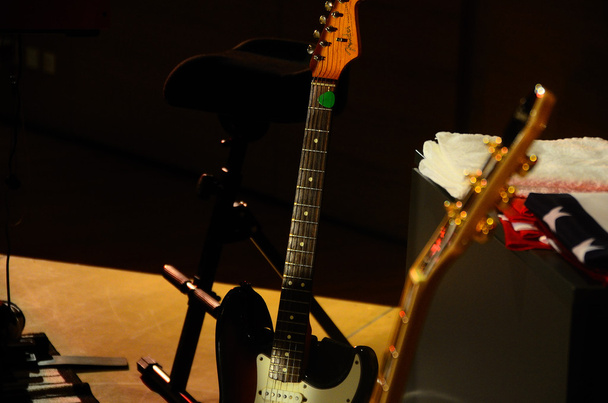 gitárok egy színpadon - Fotó, kép