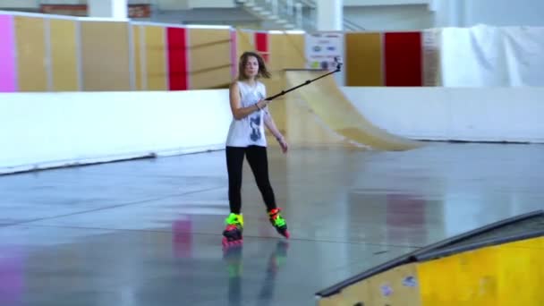 Girl rollerblading and makes selfie - Footage, Video