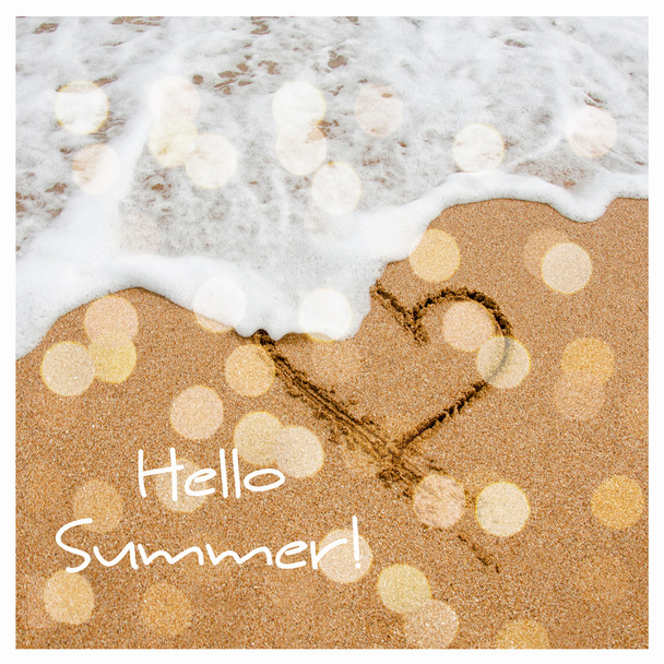 Hallo zomer kaart ontwerp met bokeh. Vorm van het hart in het zand op het strand. - Foto, afbeelding