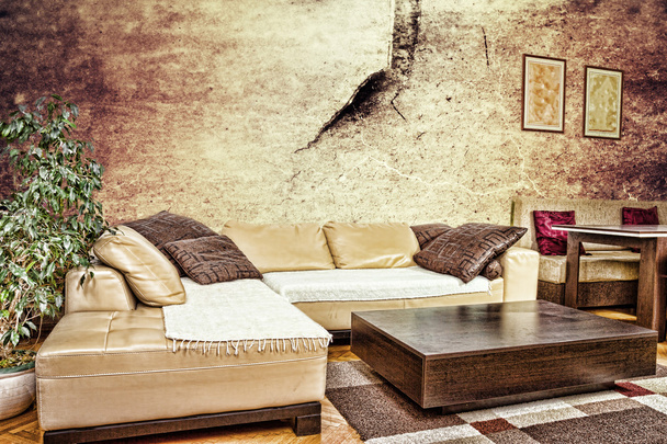Grunge καθιστικό ή εσωτερικό με βρώμικο σχεδιασμό με καναπέ καλαμπόκι - Φωτογραφία, εικόνα