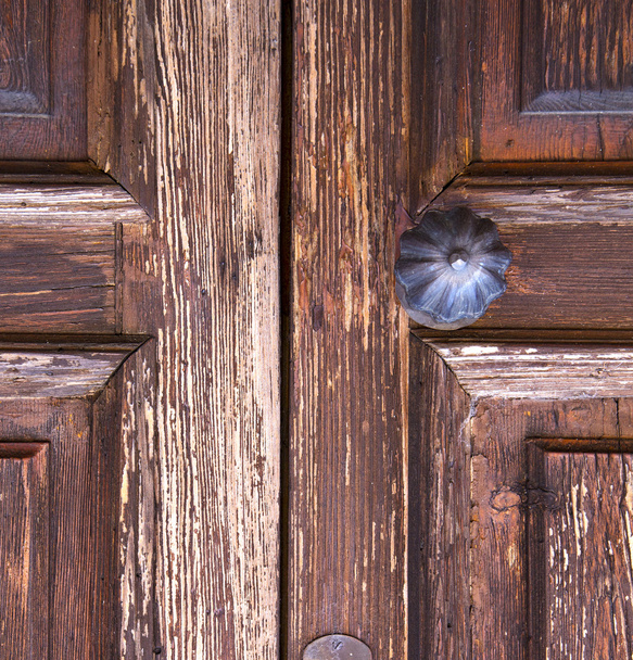 mosaz klepadlo a dřevo sklo dveří caronno varesino varese   - Fotografie, Obrázek