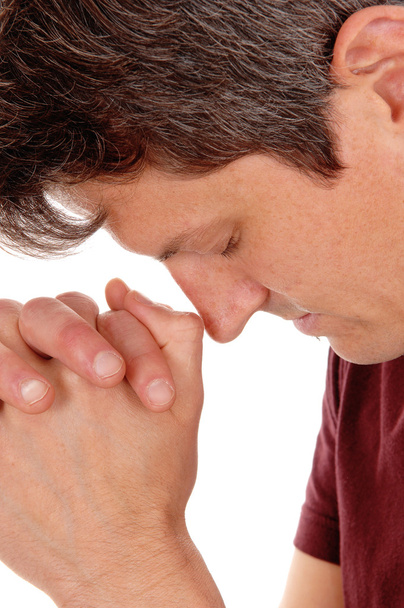 Zblízka se modlí mladý muž. - Fotografie, Obrázek