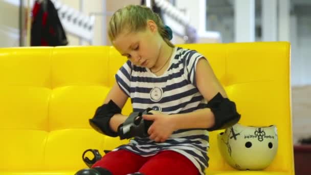 Girl put on gear roller - Felvétel, videó