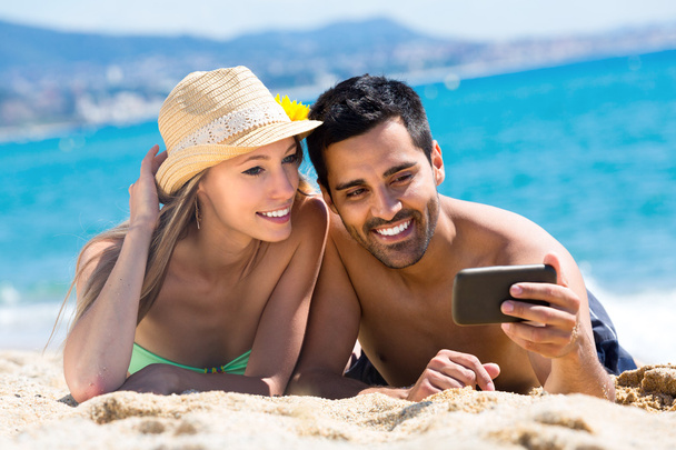 Couple prenant selfie en vacances
 - Photo, image