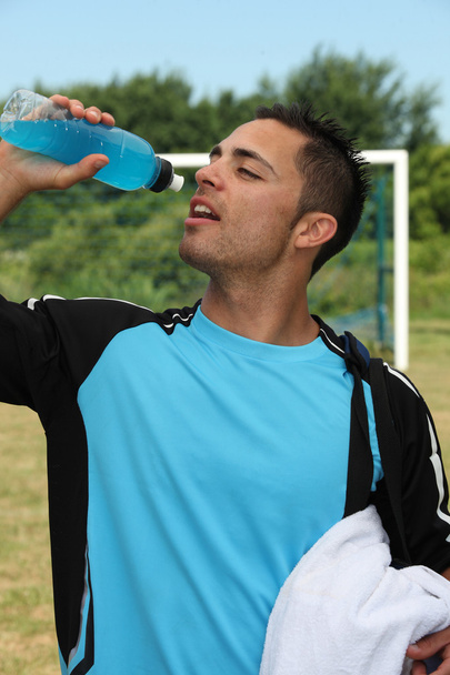 piłkarz picia napoju energetycznego - Zdjęcie, obraz
