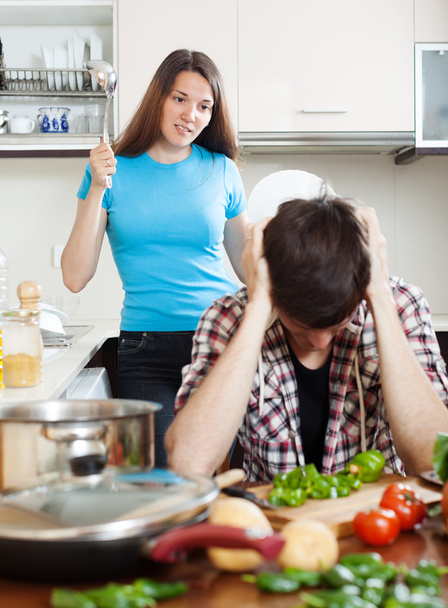 Homem infeliz com esposa zangada em casa
 - Foto, Imagem