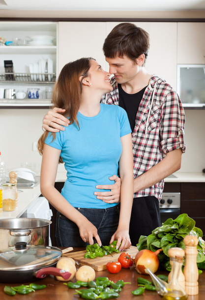 Nuori pari ottaa flirttailla keittiössä
 - Valokuva, kuva