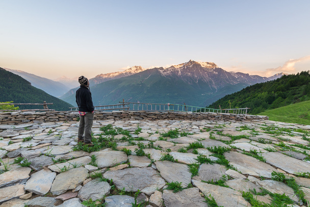 Één persoon kijken naar de zonsopgang hoog in de Alpen - Foto, afbeelding