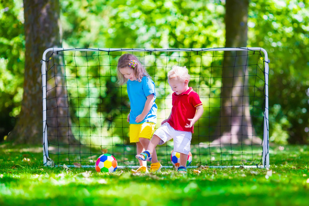 Діти грають у футбол на відкритому повітрі
 - Фото, зображення