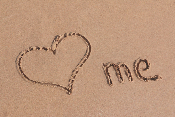 Kochaj mnie napisane na piasku na plaży - Zdjęcie, obraz