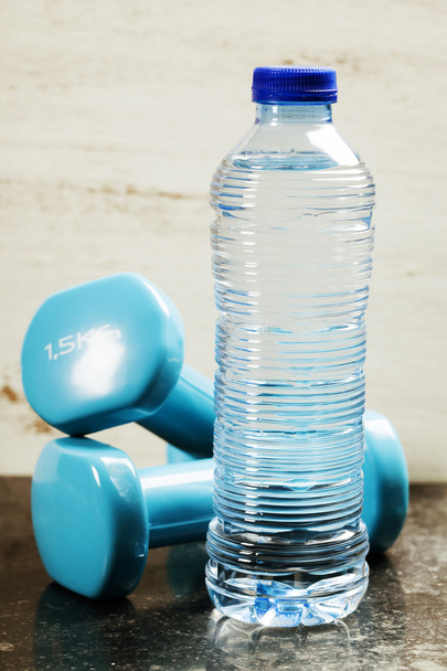  dumbbells and bottle of water - Foto, afbeelding