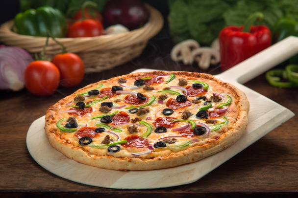 Lähikuva hämmästyttävä juuri paistettu ylin pizza valmistettu puutarhan ainesosista paras kokki
 - Valokuva, kuva
