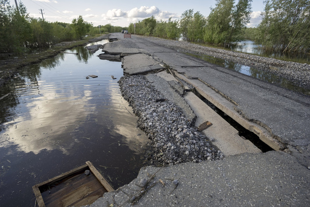 Las consecuencias de la inundación de la carretera con placas caídas
 - Foto, Imagen