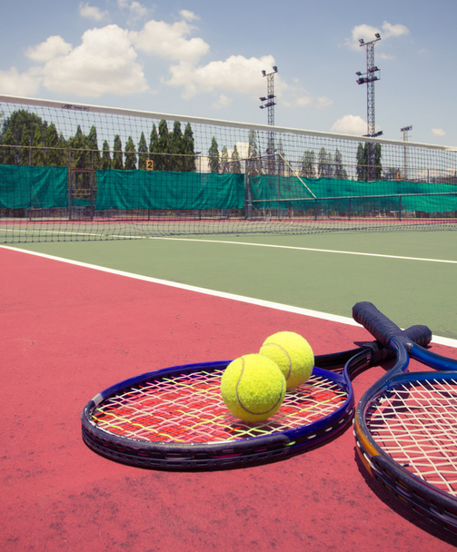 Tennis racket with balls on tennis court - Foto, Imagen
