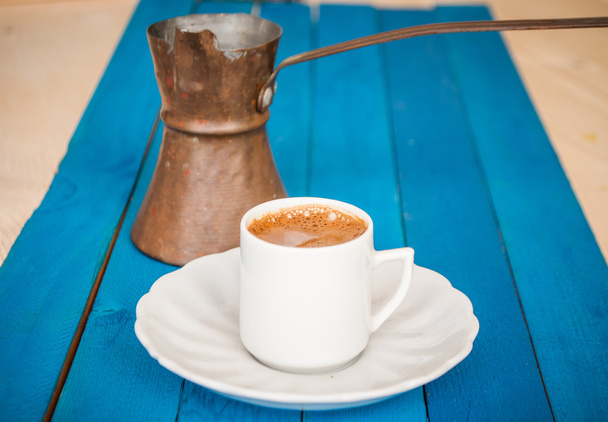 kawa po grecku na niebieski tabeli - Zdjęcie, obraz