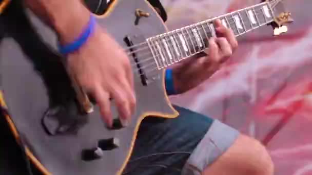 Mężczyzna prowadzący gitarzysta gra na gitarze elektrycznej - Materiał filmowy, wideo