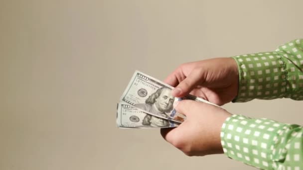 Cash transaction gives dollars - Záběry, video