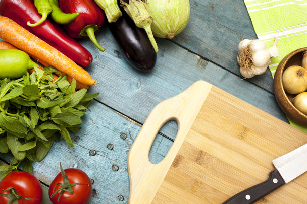 Assortment of fresh vegetables and chopping board - Foto, Imagen