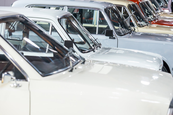 Λευκά αυτοκίνητα σε σειρά - Φωτογραφία, εικόνα