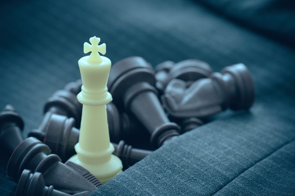 primer plano de la figura de ajedrez en la estrategia de fondo del traje o leadersh
 - Foto, Imagen