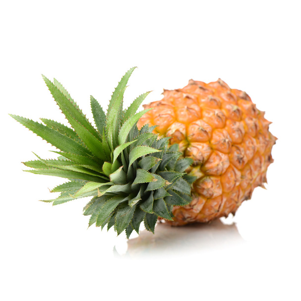 Kokonainen ananas vihreillä lehdillä
 - Valokuva, kuva