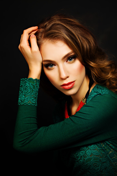 Girl Fashion Model. Pretty Woman with Wave Hairstyle and Makeup - Foto, Imagen