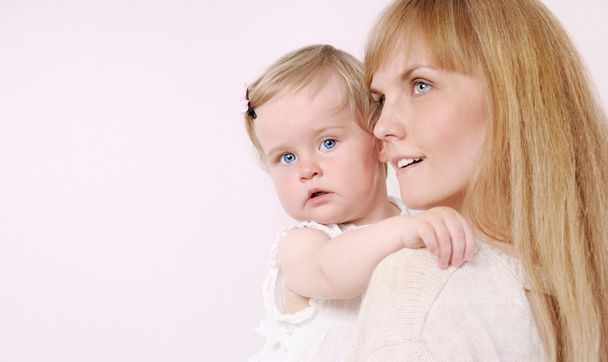 şefkatli anne aile portresi ve sevimli küçük bebek kızı - Fotoğraf, Görsel