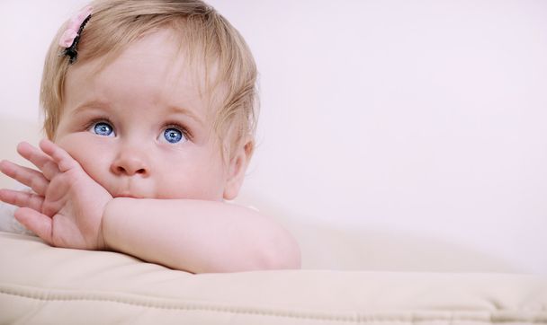 大きな青い目のかわいい女の子の赤ちゃんの肖像画 - 写真・画像