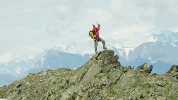 альпініст подорожує на Алясці льодовику гори - Кадри, відео