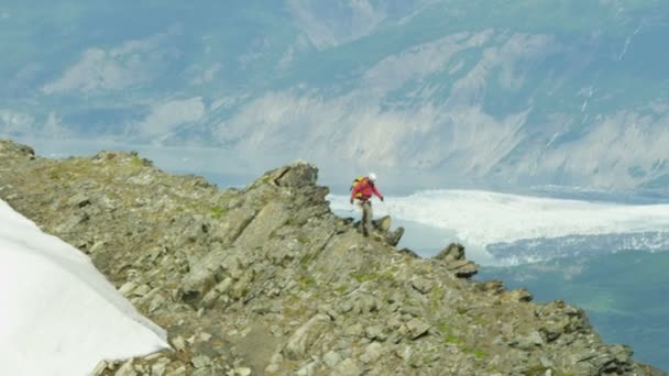 wspinacz podróżuje na Alasce góry lodowiec - Materiał filmowy, wideo