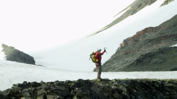 альпинист путешествует по горам ледников Аляски
 - Кадры, видео