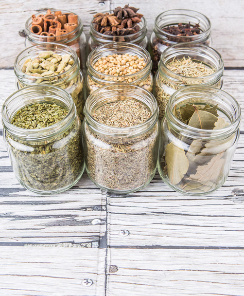 Herbs and Spices In Mason Jars - Foto, imagen