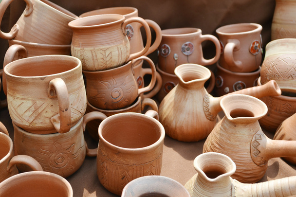 veel van handgemaakte klei potten - Foto, afbeelding
