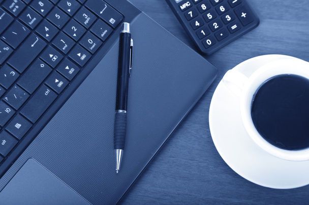 Калькулятор и чашка кофе на финансовых документах
  - Фото, изображение