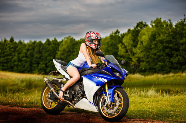 bella giovane donna con una velocità moto in natura
 - Foto, immagini